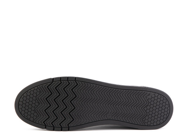 黑色皮革经典运动鞋系带。休闲女性的风格。黑色的橡胶鞋底。孤立的特写在白色背景。鞋底的观点。时尚的鞋子图片下载