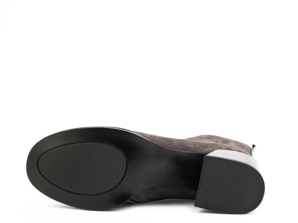 女士秋天棕色绒面革脚踝与皮革插入和中等高跟鞋孤立在白色背景。鞋底的观点。时尚的鞋。鞋店概念的照片拍摄图片下载