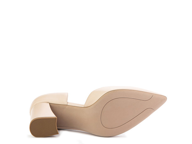 经典优雅的仿麂皮高跟鞋。时尚的米色高跟鞋和尖脚趾。孤立的物体接近白色背景。鞋底的观点。时尚的鞋子图片下载