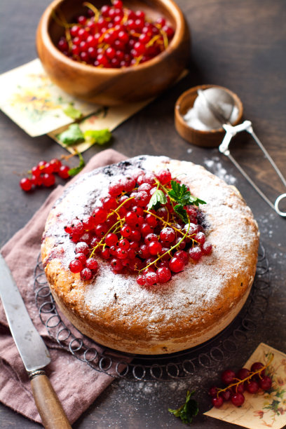 美味的自制派与红醋栗和新鲜的红醋栗在深灰色的乡村背景。夏季派或烘烤。图片下载