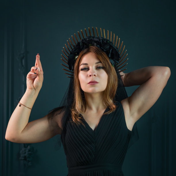 一个穿着黑色连衣裙的年轻女人。哥特式风格的美丽黑发女郎图片下载