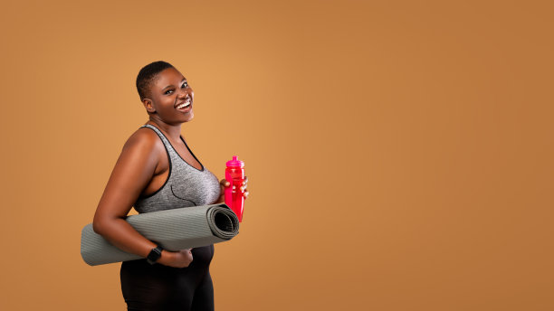 黑人女子在摄影棚与垫子和水合影图片下载