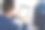 男人在户外坐在行李旁使用带空白屏幕的数位平板电脑图片下载