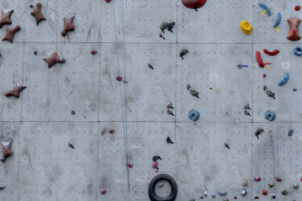 在人造墙壁上攀岩图片下载