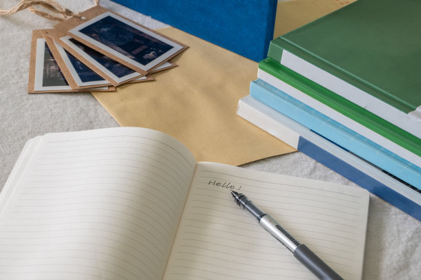 用钢笔写“你好”，写在笔记本上图片下载