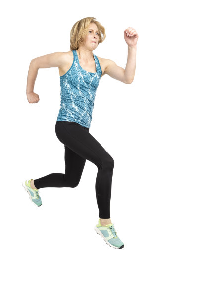 运动的想法。跑步健身在白色背景下积极慢跑训练中的成熟女运动员。垂直的图像组成图片下载