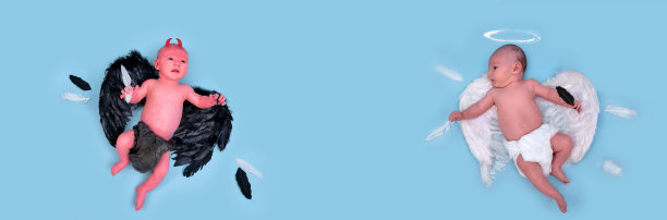 天使和恶魔提供了一个选择，复制空间。一个长着白色天使翅膀的新生男婴和一个长着黑色邪恶翅膀的孩子，背景是蓝色的摄影棚图片下载