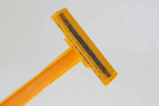 使用黄色胡须剃刀在白色孤立的背景照片图片下载
