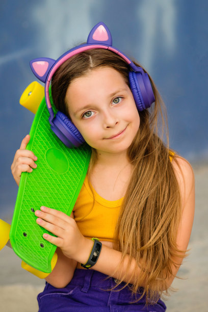 时尚女孩与滑板图片下载