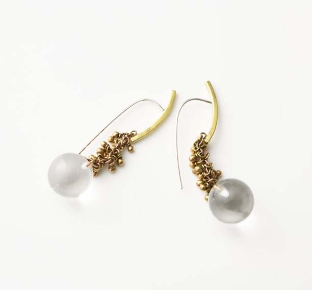 孤立的镜头耳环在白色的背景图片下载