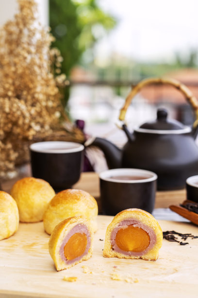 中秋赏月月饼和茶艺桌上顶炮图片下载