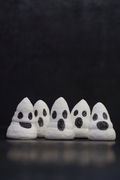 五批图片，自制，万圣节幽灵蛋白酥吻与食物着色脸，黑色背景，聚焦前景，复制空间图片下载