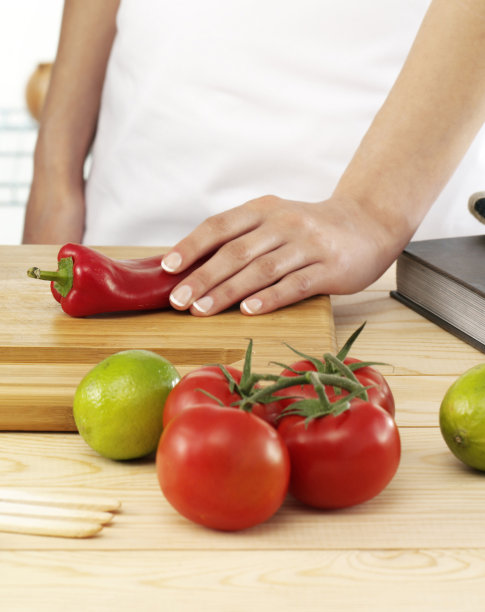 厨房里的年轻女子图片下载