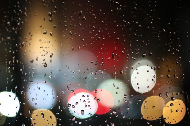 潮湿的窗户玻璃模糊的光背景图片下载