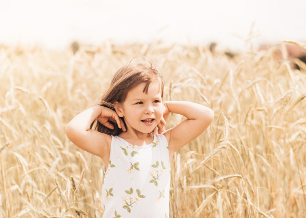 一个微笑的小女孩的特写照片在夏天的大自然中金发碧眼图片下载