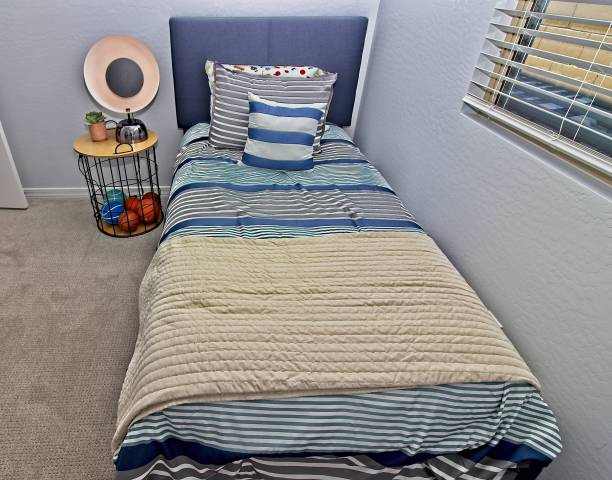 儿童卧室独特的灯和篮子床头柜图片下载