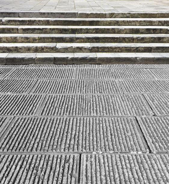 一个古老的意大利石头楼梯的细节铺着石头-图像与复制空间图片下载