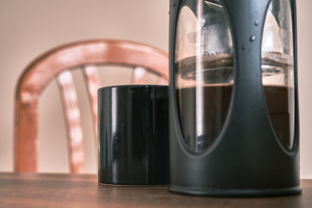 法式压滤咖啡机，里面有一半阿拉伯咖啡和黑咖啡图片下载