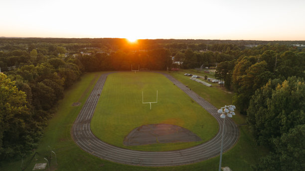 鸟瞰图的轨道周围的足球场图片下载