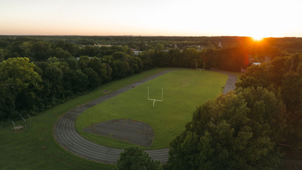鸟瞰图的轨道周围的足球场图片下载