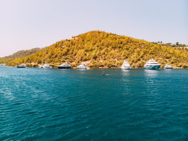 鸟瞰图水上运动电动冲浪板图片下载