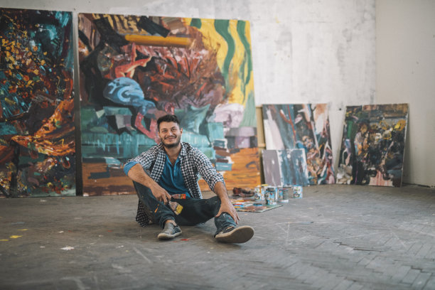 画家艺术家肖像在工作室图片下载