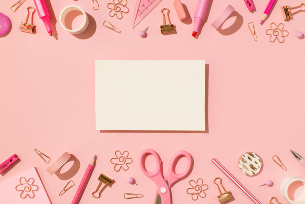 上图中剪刀、胶带、回形针、三角形别针、铅笔、笔、橡皮、马克笔和白色卡片在中间孤立在粉红色的背景上图片下载