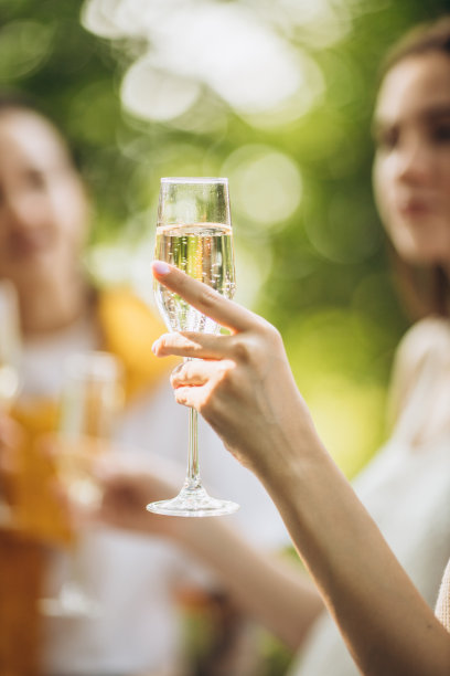 一杯香槟。模糊的照片。方的概念图片下载