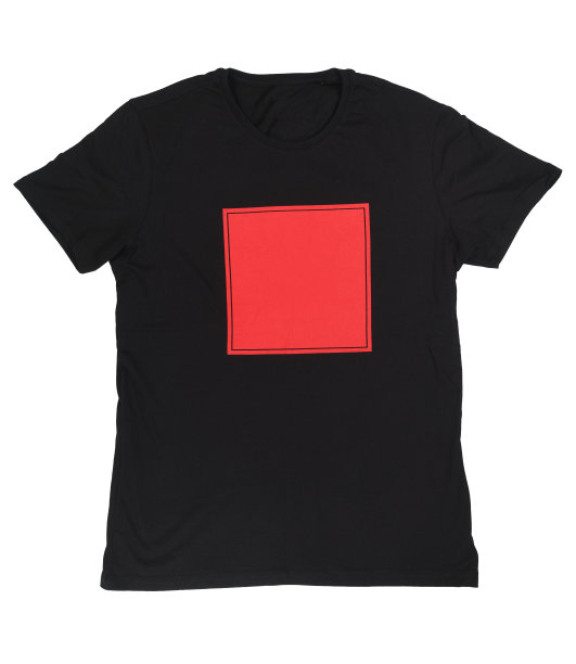 黑色t恤，内有红色方块，与白色背景隔离。图片下载