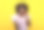 令人震惊的手机新闻概念。情绪激动的黑人女士显示智能手机与空白屏幕上的黄色背景图片下载