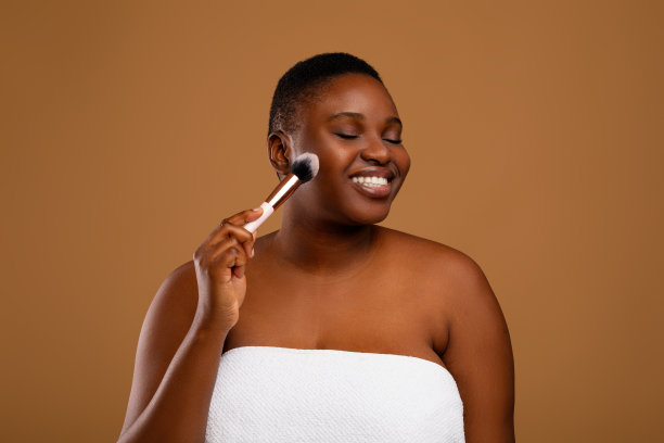 漂亮的黑色胖女人用化妆刷图片下载