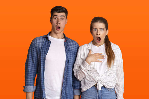 一对惊讶的年轻夫妇张着嘴看着摄像机图片下载