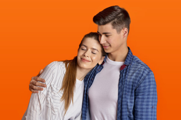 学生约会时的业余时间和自然的恋爱情感图片下载