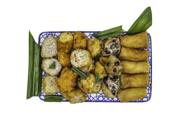 炸芋头卷(芋头广煎)和炸春卷、炸豆腐、炸萝卜、炸芋头和黑豆(炸芋头饼或炸芋头饼)孤立在白色背景和剪切路径。图片下载