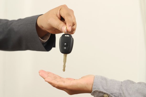 一名男子将车钥匙交给员工维修。图片下载