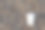 一个白色的纸杯咖啡或茶躺在岩石岸边，卵石图片下载
