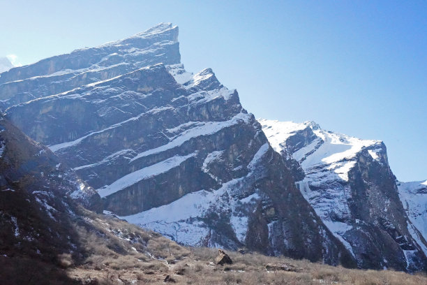 白雪皑皑的山峦和蓝天的自然景观图片下载