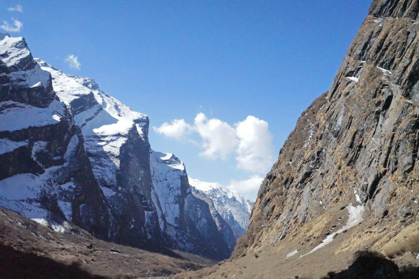 白雪皑皑的山峦和蓝天的自然景观图片下载