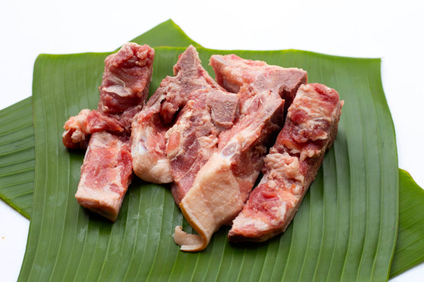 芭蕉叶上的生猪肉骨图片下载