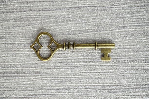 青铜钥匙手工制作的装饰钥匙形状的时钟和宝盒独特的设计和图案图片下载