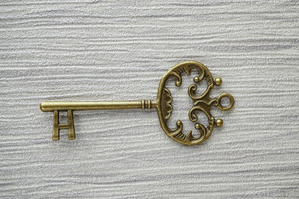 青铜钥匙手工制作的装饰钥匙形状的时钟和宝盒独特的设计和图案图片下载