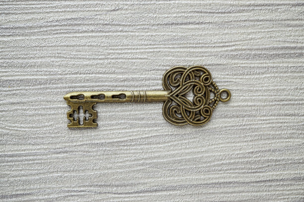 青铜钥匙手工制作的装饰钥匙形状的时钟和宝盒独特的设计和图案图片下载