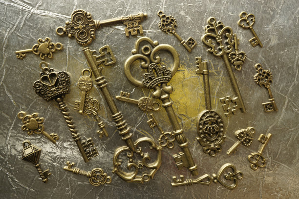 青铜钥匙手工装饰的钥匙形状的时钟和宝盒与独特的设计银背景图片下载