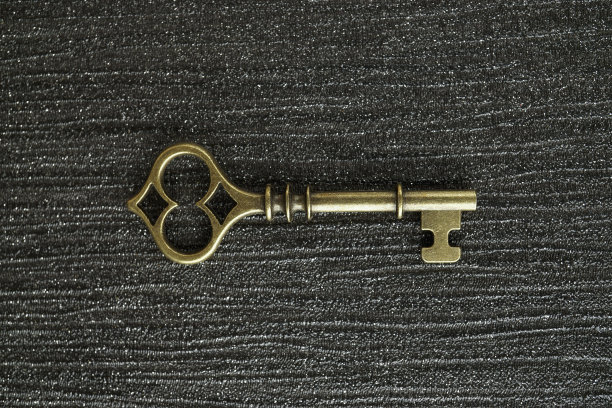 青铜钥匙手工制作的装饰钥匙形状的时钟和宝盒独特的设计和图案图片下载