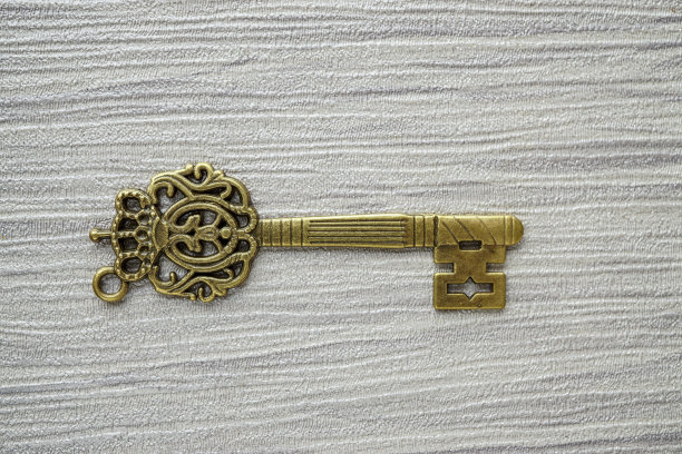 青铜钥匙手工制作的装饰钥匙形状的时钟和宝盒独特的设计和图案图片下载