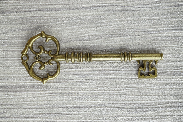 青铜钥匙手工制作的装饰钥匙形状的时钟和宝盒独特的设计和图案图片下载