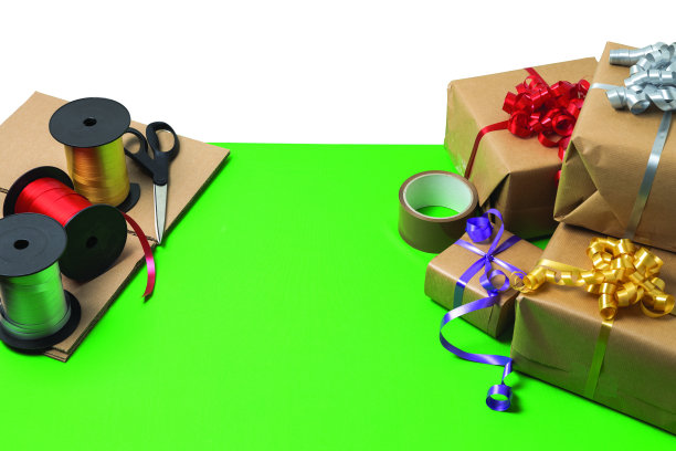 Сloseup的观点包装在节日的盒子躺在桌面上。圣诞假期的概念。明信片。瑞典。图片下载