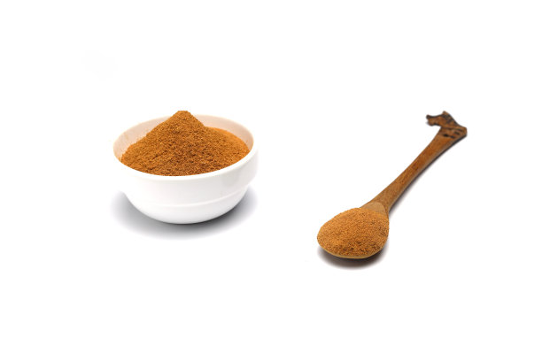 粉底肉桂在碗孤立的白色背景，接近图片下载