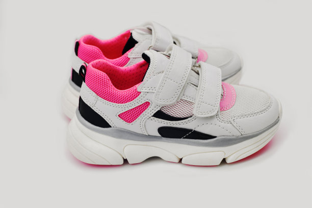 新的运动运动鞋女孩孤立在白色背景图片下载