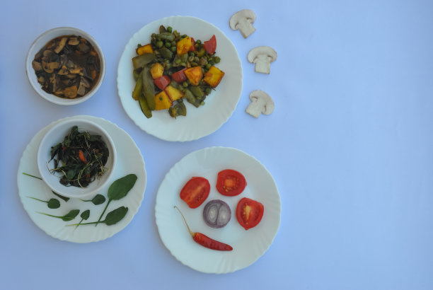 高角度的各种印度食物食谱孤立在白色背景与复制空间图片下载